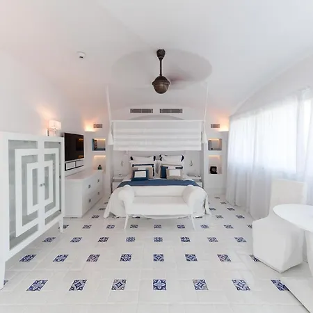 Gebze Sleeps 24 With Pool And Air Con *